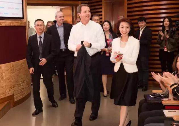 李曦帶領團隊,邀請并全程安排沃爾瑪CEO董明倫訪問京東總部